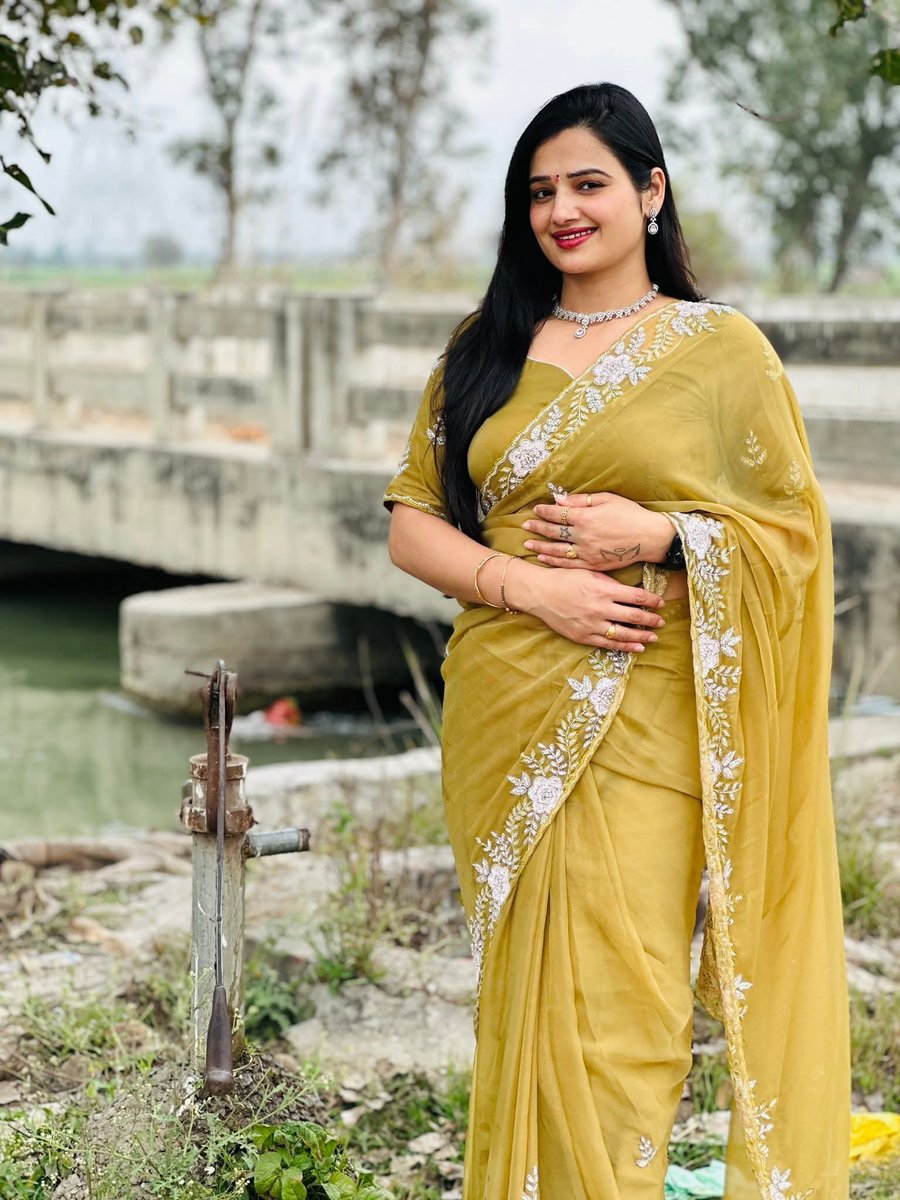 आशिक और कुत्ते को कितनी भी लाठी मारो,

घूम फिर कर वो उसी गली में आता है...🤣🤣🤣