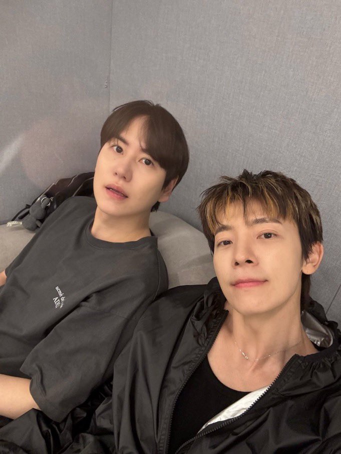 superjuniorbase's tweet image. Super Junior&apos;s Donghae and Kyuhyun stun in a new picture together.