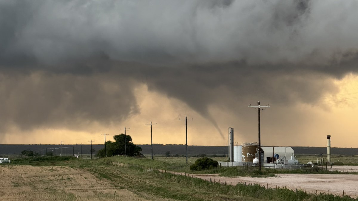 andrewjustinWX's tweet photo. Tornado SW of Arnett 8:16 PM CDT @NWSNorman #okwx https://t.co/dOM8M0BQrr