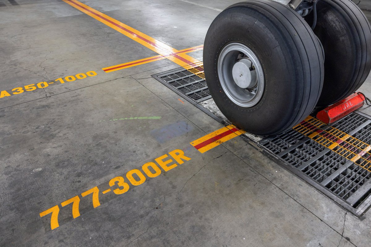 FlyTeamJp's tweet image. 先日退役したJAL 777-300ER「JA731J」の退役整備に大潜入!!
【退役整備レポート:前編】JAL777-300ER初号機、整備士の思いと取り組み
flyteam.jp/news/article/1…
#JAL #JA731J