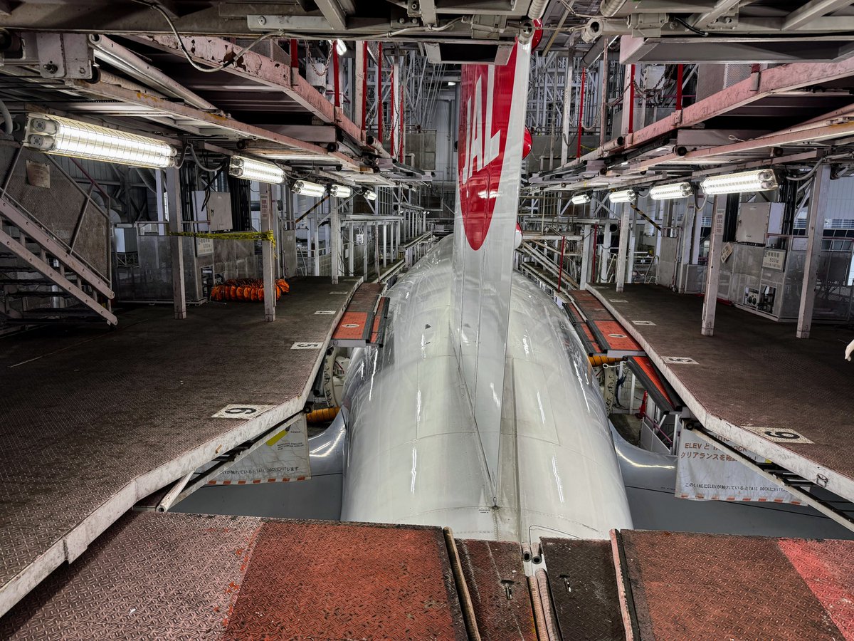 FlyTeamJp's tweet image. 先日退役したJAL 777-300ER「JA731J」の退役整備に大潜入!!
【退役整備レポート:前編】JAL777-300ER初号機、整備士の思いと取り組み
flyteam.jp/news/article/1…
#JAL #JA731J