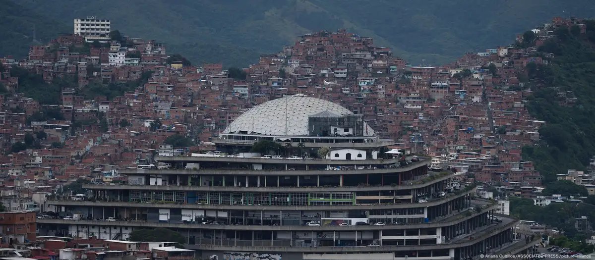 #Venezuela  con casi 1.000 presos políticos, según Foro Penal

Del total de reos de conciencia, cuatro son menores de 18 años y 82 tienen doble nacionalidad, denunció la misma ONG. (gs)
dw.com/p/4w7Cg