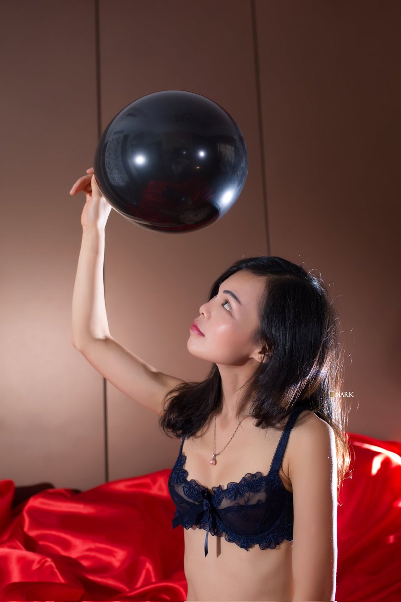 我说拍个观音坐莲，结果她就这么坐着，也不知道她是装傻还是真傻。