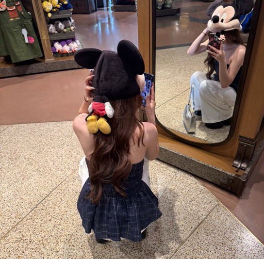 ashitaka_black's tweet photo. ディズニーで顔を映さない撮り方がｶﾜｲｽｷﾞﾙ🐭🏰✨ https://t.co/OYVRp5eTIz