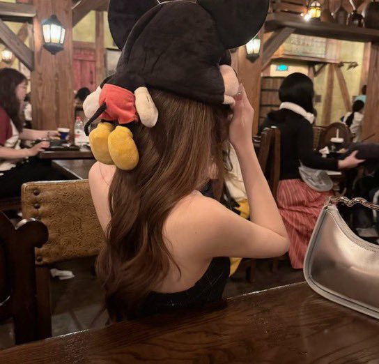 ashitaka_black's tweet photo. ディズニーで顔を映さない撮り方がｶﾜｲｽｷﾞﾙ🐭🏰✨ https://t.co/OYVRp5eTIz