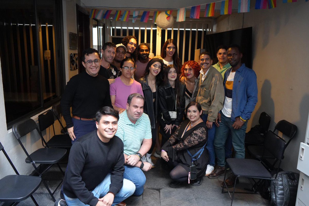 CasaFridaLGBT's tweet photo. ¡Bienvenida siempre @keniaos! Gracias por compartir un momento tan bello y lleno de amor y solidaridad. 🌈🌎

Sigamos adelante construyendo más y mejores #EspacioSeguros para todes. https://t.co/fydNggmHWs
