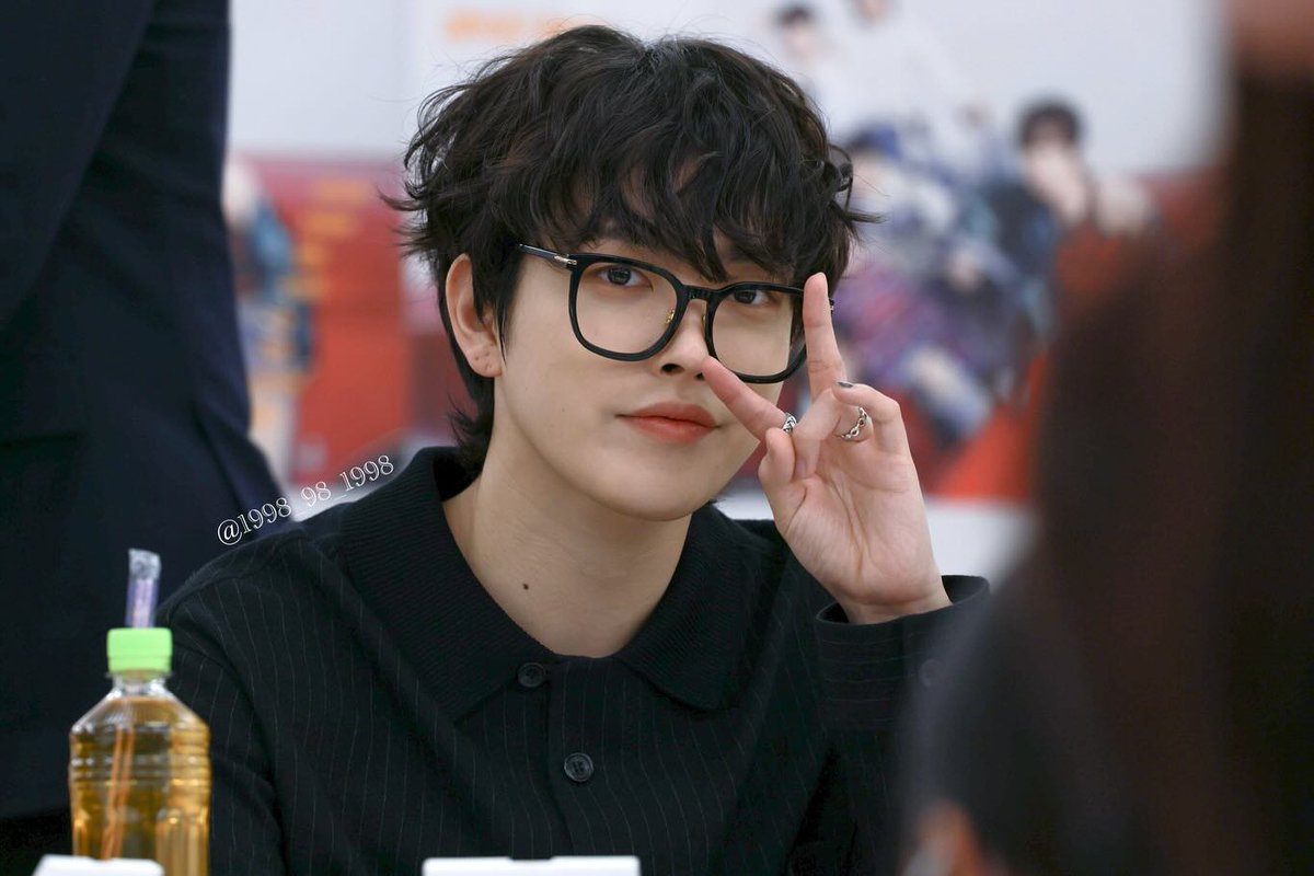 Pagi pagi gini udah mulai ujan aja.

Gapapa, jadi lebih syahdu gitu tapi malah mood mager banget.