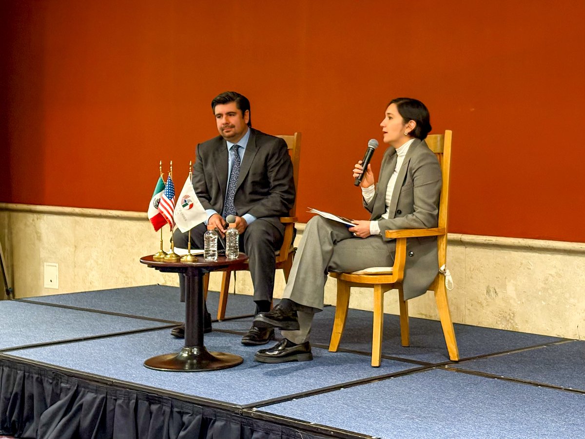 veronicacamino's tweet photo. La relación entre #México y #EstadosUnidos se construye con respeto, amistad y beneficios compartidos 🇲🇽🤝🇺🇸

Agradezco la invitación de la @AmChamMexico y de su Vicepresidente Ejecutivo, #PedroCasasAlatriste, para participar en los #ComitésAmCham, donde conversamos sobre la estructura, atribuciones y objetivos de la Nueva Administración Pública Federal.

La American Chamber agrupa a más de 1,400 empresas que representan aproximadamente el 25% del PIB nacional, cerca del 50% de la Inversión Extranjera Directa en México y generan más de 11 millones de empleos formales. Estos espacios de diálogo entre autoridades y sector privado son fundamentales para fortalecer el desarrollo económico del país.

Desde el @senadomexicano compartimos los avances legislativos impulsados en esta nueva etapa por nuestra Presidenta @ClaudiaSheinbaum, como las reformas en materia de Simplificación Orgánica, Simplificación Administrativa y Digitalización, orientadas a agilizar trámites, reducir costos y generar mayor certeza para las y los empresarios.

Fue un placer coincidir con la titular del Secretariado Ejecutivo del Sistema Nacional de Seguridad, orgullosamente yucateca, Mtra. @Maffiguer.

Seguiremos impulsando estos espacios de intercambio que refuerzan la colaboración institucional y el desarrollo nacional 🙌🏻

@MorenaSenadores @PartidoMorenaMx @LuisaAlcalde @CaroRangelG