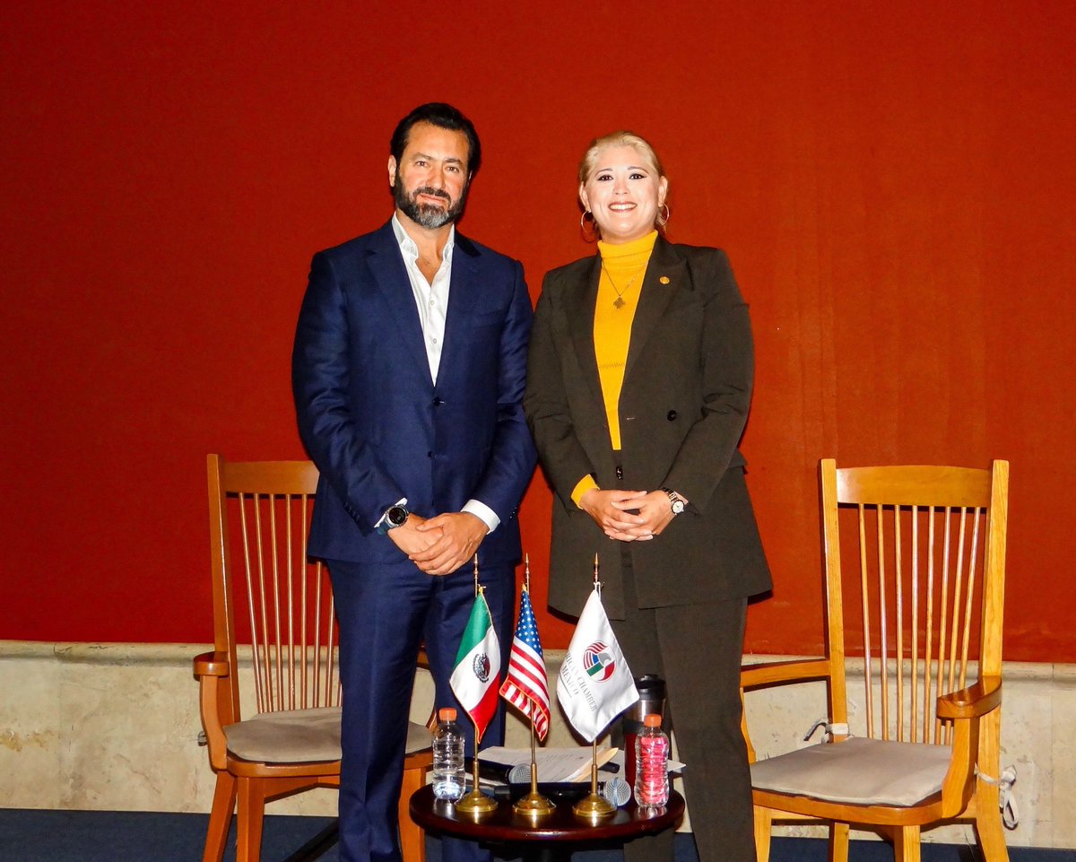veronicacamino's tweet photo. La relación entre #México y #EstadosUnidos se construye con respeto, amistad y beneficios compartidos 🇲🇽🤝🇺🇸

Agradezco la invitación de la @AmChamMexico y de su Vicepresidente Ejecutivo, #PedroCasasAlatriste, para participar en los #ComitésAmCham, donde conversamos sobre la estructura, atribuciones y objetivos de la Nueva Administración Pública Federal.

La American Chamber agrupa a más de 1,400 empresas que representan aproximadamente el 25% del PIB nacional, cerca del 50% de la Inversión Extranjera Directa en México y generan más de 11 millones de empleos formales. Estos espacios de diálogo entre autoridades y sector privado son fundamentales para fortalecer el desarrollo económico del país.

Desde el @senadomexicano compartimos los avances legislativos impulsados en esta nueva etapa por nuestra Presidenta @ClaudiaSheinbaum, como las reformas en materia de Simplificación Orgánica, Simplificación Administrativa y Digitalización, orientadas a agilizar trámites, reducir costos y generar mayor certeza para las y los empresarios.

Fue un placer coincidir con la titular del Secretariado Ejecutivo del Sistema Nacional de Seguridad, orgullosamente yucateca, Mtra. @Maffiguer.

Seguiremos impulsando estos espacios de intercambio que refuerzan la colaboración institucional y el desarrollo nacional 🙌🏻

@MorenaSenadores @PartidoMorenaMx @LuisaAlcalde @CaroRangelG