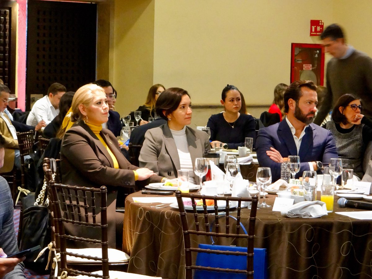 veronicacamino's tweet photo. La relación entre #México y #EstadosUnidos se construye con respeto, amistad y beneficios compartidos 🇲🇽🤝🇺🇸

Agradezco la invitación de la @AmChamMexico y de su Vicepresidente Ejecutivo, #PedroCasasAlatriste, para participar en los #ComitésAmCham, donde conversamos sobre la estructura, atribuciones y objetivos de la Nueva Administración Pública Federal.

La American Chamber agrupa a más de 1,400 empresas que representan aproximadamente el 25% del PIB nacional, cerca del 50% de la Inversión Extranjera Directa en México y generan más de 11 millones de empleos formales. Estos espacios de diálogo entre autoridades y sector privado son fundamentales para fortalecer el desarrollo económico del país.

Desde el @senadomexicano compartimos los avances legislativos impulsados en esta nueva etapa por nuestra Presidenta @ClaudiaSheinbaum, como las reformas en materia de Simplificación Orgánica, Simplificación Administrativa y Digitalización, orientadas a agilizar trámites, reducir costos y generar mayor certeza para las y los empresarios.

Fue un placer coincidir con la titular del Secretariado Ejecutivo del Sistema Nacional de Seguridad, orgullosamente yucateca, Mtra. @Maffiguer.

Seguiremos impulsando estos espacios de intercambio que refuerzan la colaboración institucional y el desarrollo nacional 🙌🏻

@MorenaSenadores @PartidoMorenaMx @LuisaAlcalde @CaroRangelG