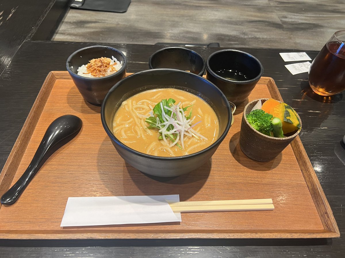 爆汗かいて羽田空港に着きお初の高級カレーうどぅん屋さん来たｽﾞｲ(ง ˘ω˘ )วｽﾞｲ

高松でもおいちいうどぅん食べるよ🥹🫶︎💕︎