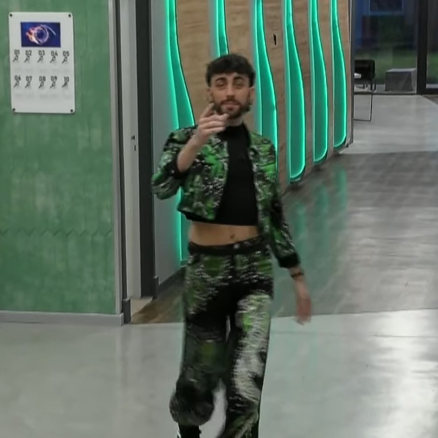 itswiftrp's tweet photo. ulises: “mi outfit de hoy va estar inspirado en taylor swift, porque amo su álbum ‘reputation’ y por todas las cosas malas que han dicho sobre mi” SU MENTE 🛐 oh el realmente SIRVIÓ. ULISES AL 9009 https://t.co/AB31OmtTBf
