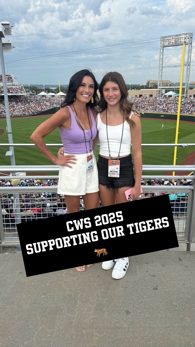 NolaLuv09's tweet photo. We had the best day with our best girls cheering on the Tigers to another win ⚾️⚾️🐅🐅⚾️⚾️
#daughterday #CWS2025
Geaux Tigers!🐅 https://t.co/vRsdYwsTin