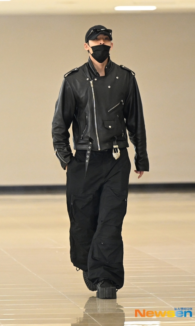 PHOTO】SEVENTEEN ミンギュ、スケジュールのため日本へ…オールブラック