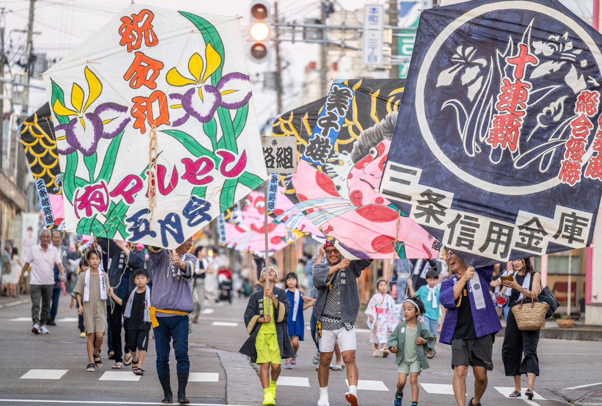 #三条夏まつり 行事紹介：１日目①
 ✨凧（いか）と凧（たこ）ばやし踊り✨

日時：7/25日(金) 18:00～　 
場所：一ノ木戸商店街～中央商店街  

小学生の元気いっぱいな凧ばやし踊りや演奏と一緒に、 #三条凧合戦 で使う六角巻凧を掲げたパレードが行われます‼

 sanjo-natsumatsuri.com