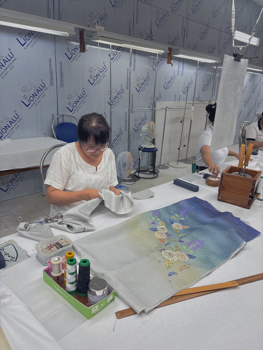 yashima060's tweet photo. ベトナム研修最終日❗️

たくさんの商社様と着物の仕立てについて
勉強に行かせて頂きました✨

実際に着物ができあがるまでの過程を見ることができ改めて、着物が作れることの有り難みを感じることができました。

そんな会社で働かせて頂けることに感謝です😊 https://t.co/wEyXhavu69