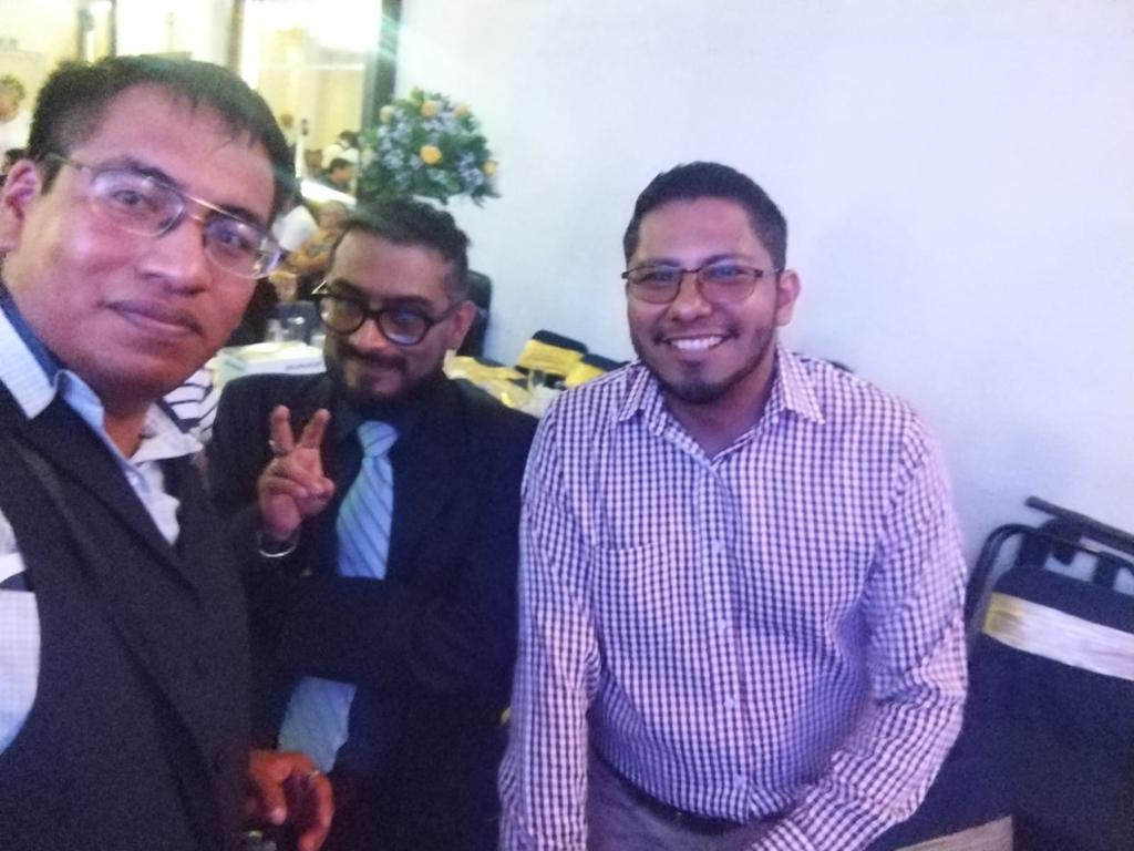 JAngelNolasco's tweet photo. Tres docentes jóvenes y distinguidos del Plantel 21 Loma Bella Puebla.
Nuevas generaciones que alimentan al SITCOBAEP. https://t.co/M1cKPmbqeb
