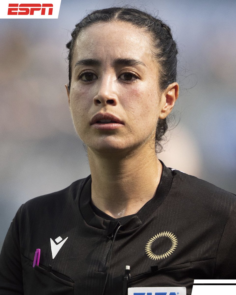 ¡SIGUE HACIENDO HISTORIA! 👏🏻 🙋🏻‍♀️ 🇲🇽
Katia Itzel García se convierte en la primera árbitra en pitar un partido de Copa Oro 🏆 

La mexicana hizo su debut en el partido entre Curazao y El Salvador ⚽️