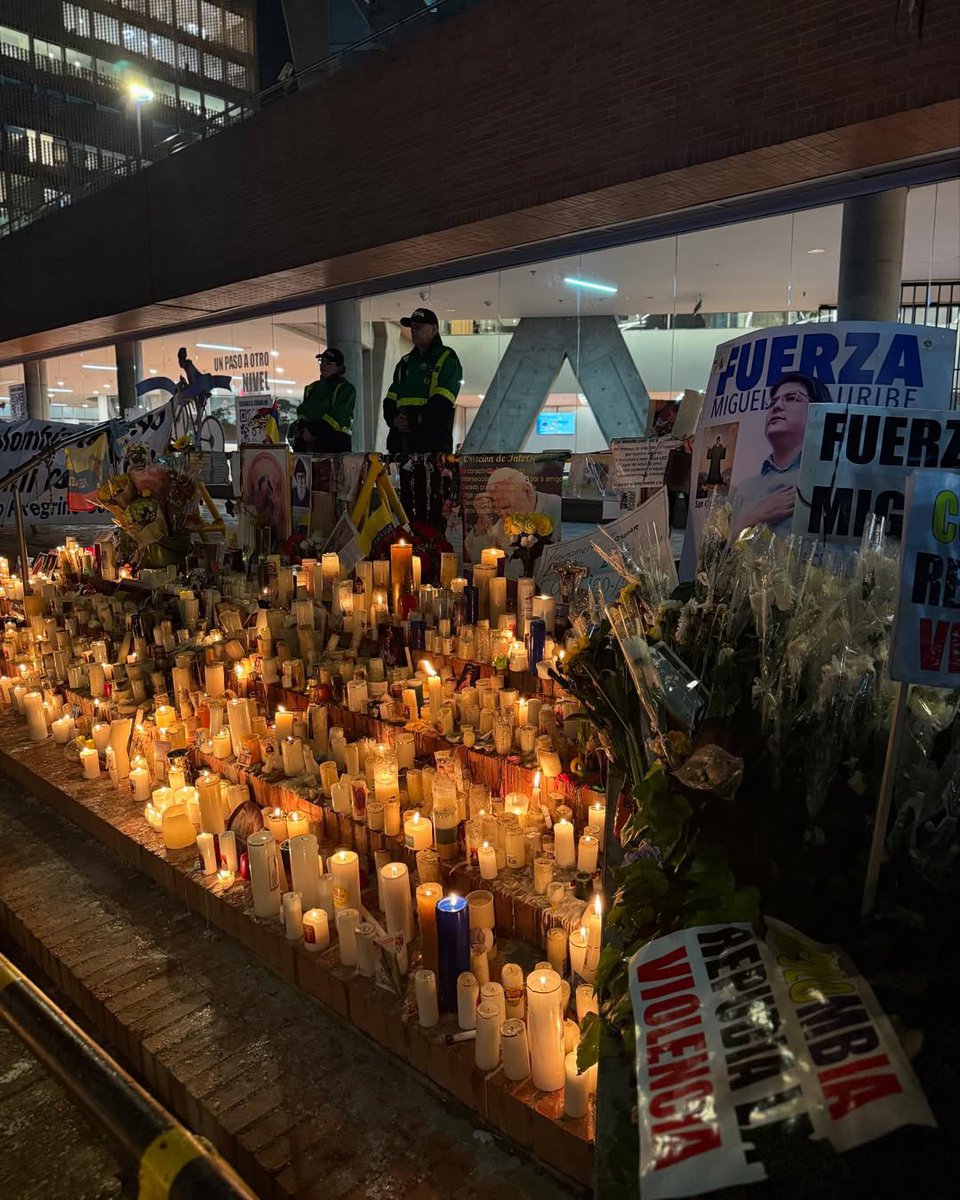 Santiago Guerra (@saantiagoguerra) on Twitter photo Gracias, Colombia, por tantas oraciones, tantas muestras de amor, tanta luz en medio de la oscuridad. Miguel no está solo, un país entero lo espera de pie. Gracias, Colombia, por tantas oraciones, tantas muestras de amor, tanta luz en medio de la oscuridad. Miguel no está solo, un país entero lo espera de pie.
