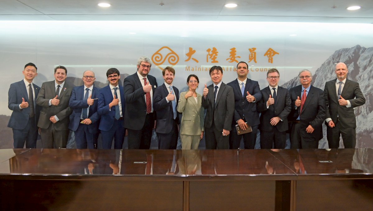 Dep. Min. Shen welcomed scholars from MERICS and many European think tanks to Taiwan. He thanks them for their concern over peace in Taiwan Strait. They had in-depth exchanges💬 on cross-Strait situation, regional security🌏, EU-China policy📝, and protecting key technologies💻.