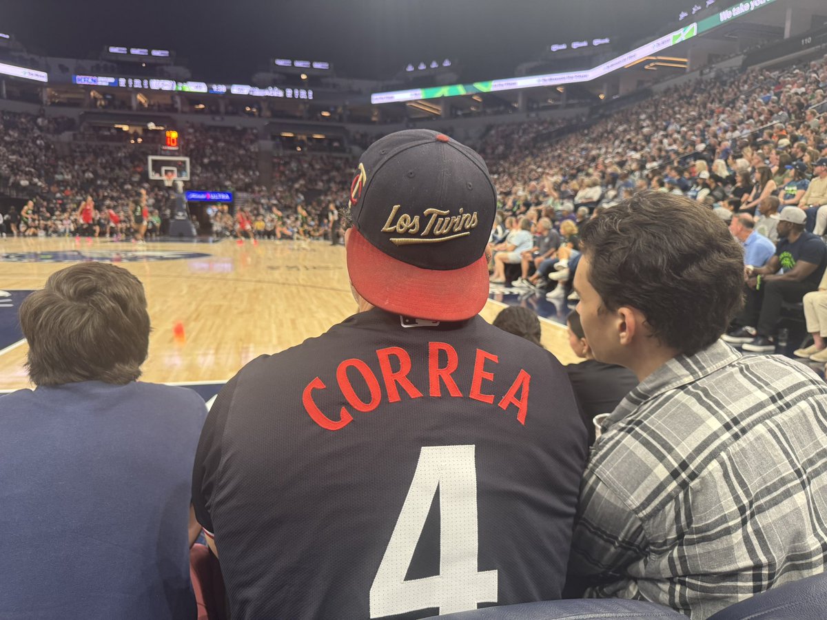 If you sit in the team seats, maybe you should know the player’s names…. “Go 10”? Clearly your first game. Go “4”! lol <a href="/WNBA/">WNBA</a> <a href="/minnesotalynx/">Minnesota Lynx</a> #comissioncup