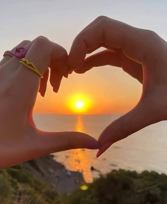 🌸🌸من وسط الظلام يظهر النور 
من وسط الخراب يأتى التعمير🌸🌸 
🌸🌸من وسط اليأس يشرق الأمل
كن نورا وسط العتمة 🌸🌸
🌸🌸تميز بأخلاقك الطيبة 
يسعد صباحكم أحبتى 🌸🌸
🌸🌸صباحكم نرجس