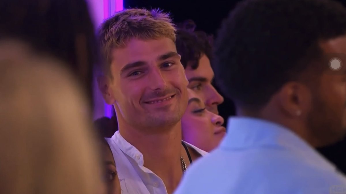 bravobykat's tweet photo. everyone’s reaction to jeremiah choosing iris… ace’s gasp, there is no show like love island usa #loveislandusa https://t.co/c1TIWNZfkh