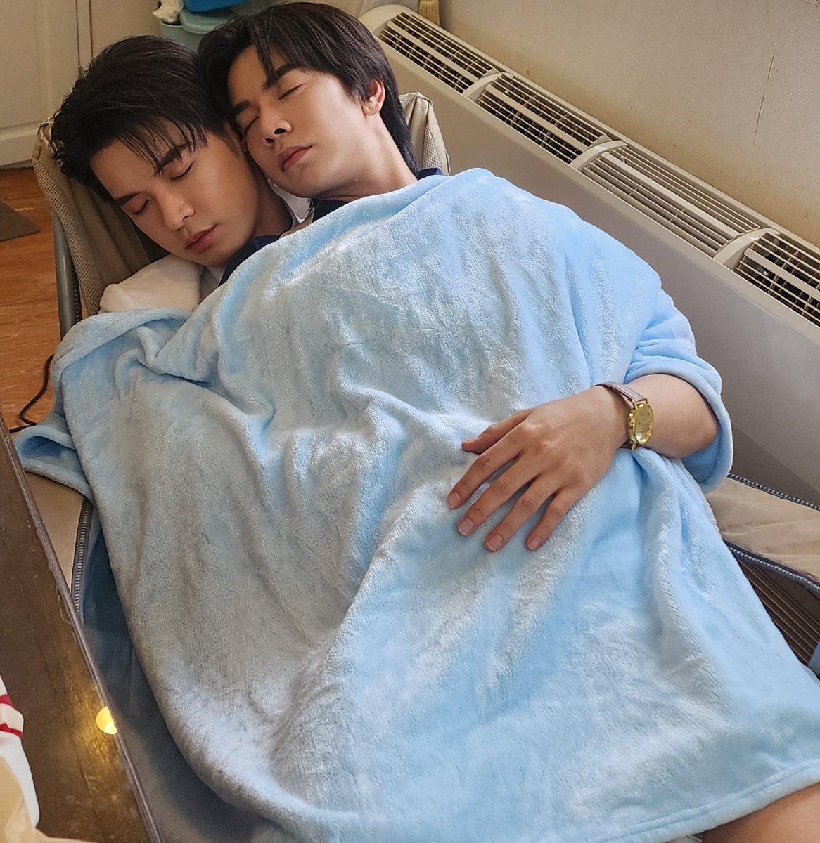 pupaemanager's tweet photo. ที่นั่งก็เตรียมไว้ให้คนละตัวนะลูกทำไมนั่งนอนกันแค่ตัวเดียวละจ๊ะ😁  
INTERMINABLEQ7                    #อสงไขยคิวที่เจ็ด https://t.co/40Civ1Rh80