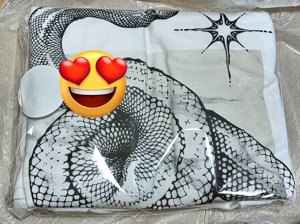 AQUA_SiON's tweet image. 開封の儀〜🐍✨
個展会場でも見てたけど、やっぱカッコイイ!!🤩✨
月刊アルビオンによると、着て洗濯する事でプリントの色落ちで味が出てくるとか…!(ちょっと勿体ない気もするけど…🤣)
@Ai_shirokoumori
#佐野藍
#PythonSeries
#個展限定Tシャツ
#月刊アルビオン