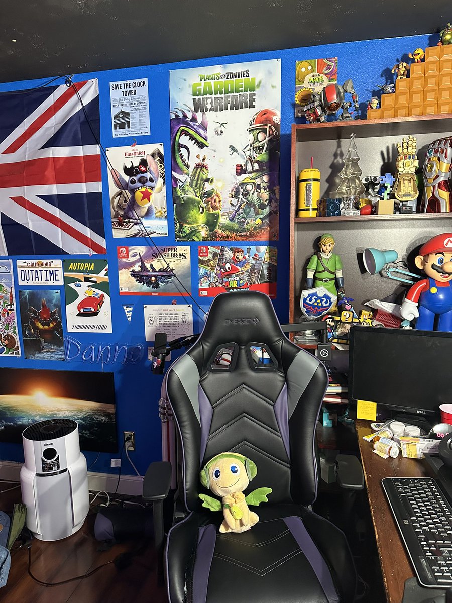 alexrpear's tweet image. i’m in danno’s room