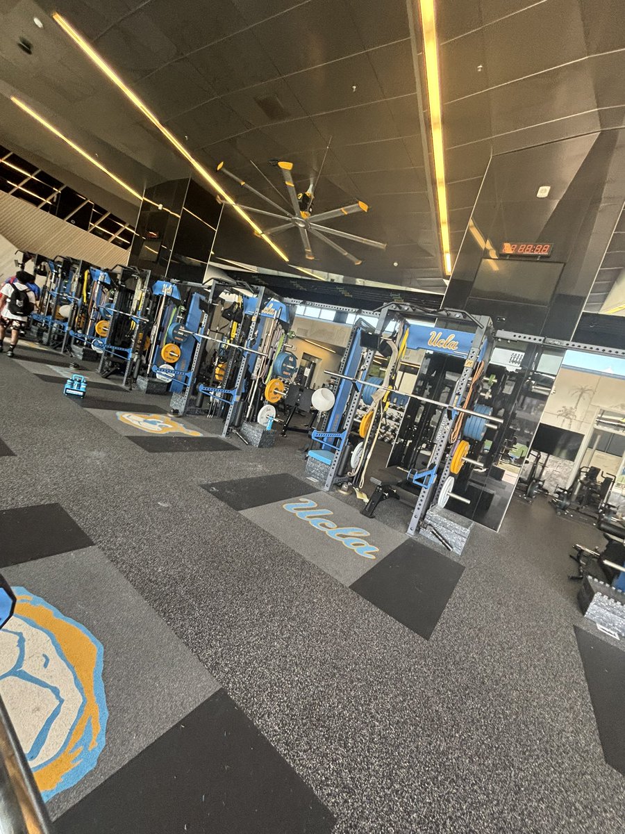 Captain627272's tweet image. Thank you @UCLAFootball for the camp had a great time meeting coaches and staff while participating in the camp 235 lbs Class of 2028 Position: Center Village Christian school @2gKohl @CoachBru1 @Raadicle @KelleyBeMoore @CoachOglesby #football #fypシviral #CollegeFootball…