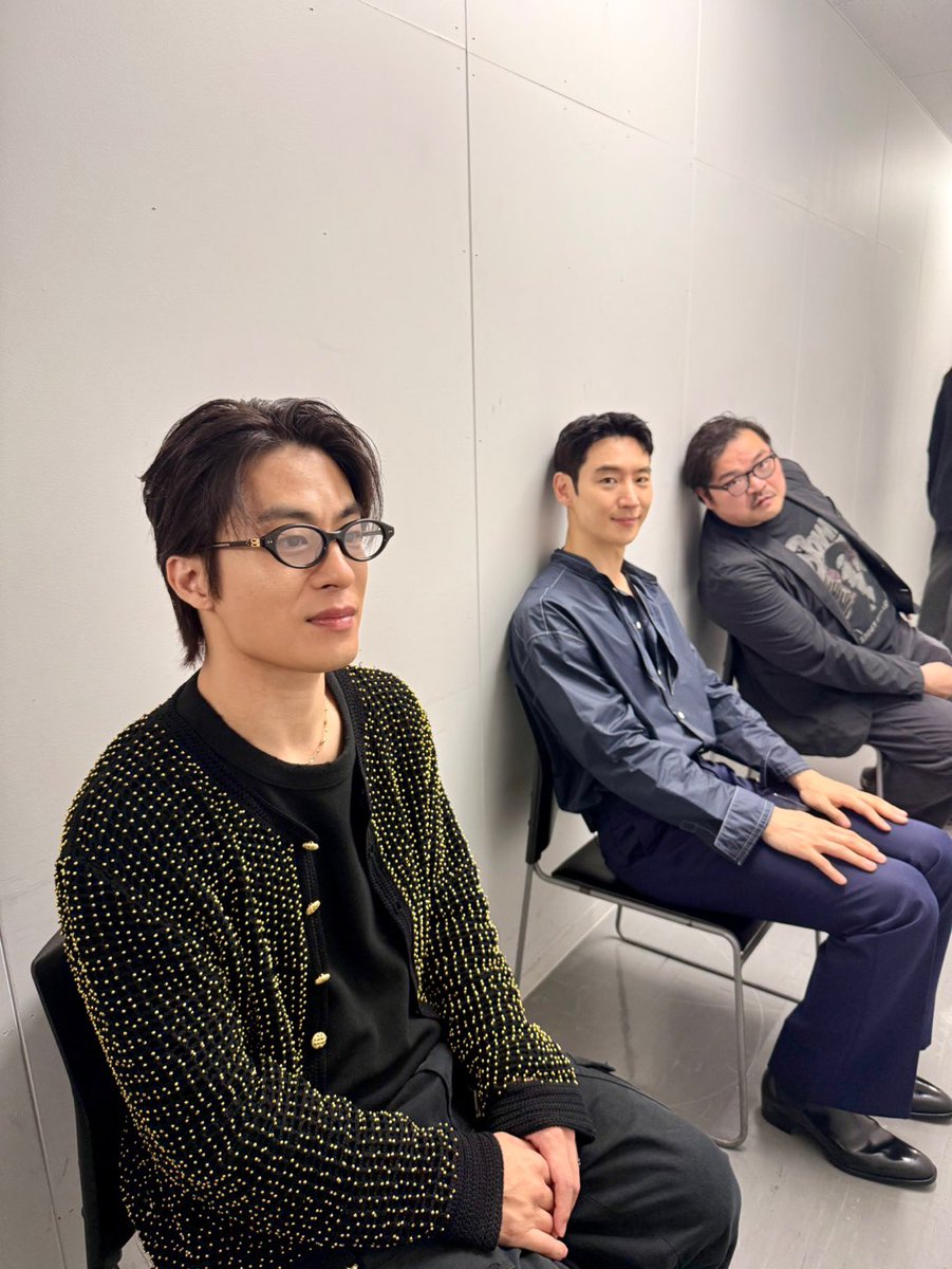 twin2_k_movie's tweet photo. 📸舞台挨拶前のオフショット🤭📸

監督が二人を激写中でした📸✨

日本での舞台挨拶はとても新鮮だったと皆さん口をそろえて仰っていました☺️

映画『#脱走』
𝟎𝟔.𝟐𝟎(𝐅𝐑𝐈) 𝐑𝐨𝐚𝐝 𝐒𝐡𝐨𝐰🗣️

🪖⚡️🍗🎹📻⛓️‍💥💣📖

#イ・ジェフン
#ク・ギョファン
#ソン・ガン
#ホン・サビン
#韓国映画
#탈주
#많관부