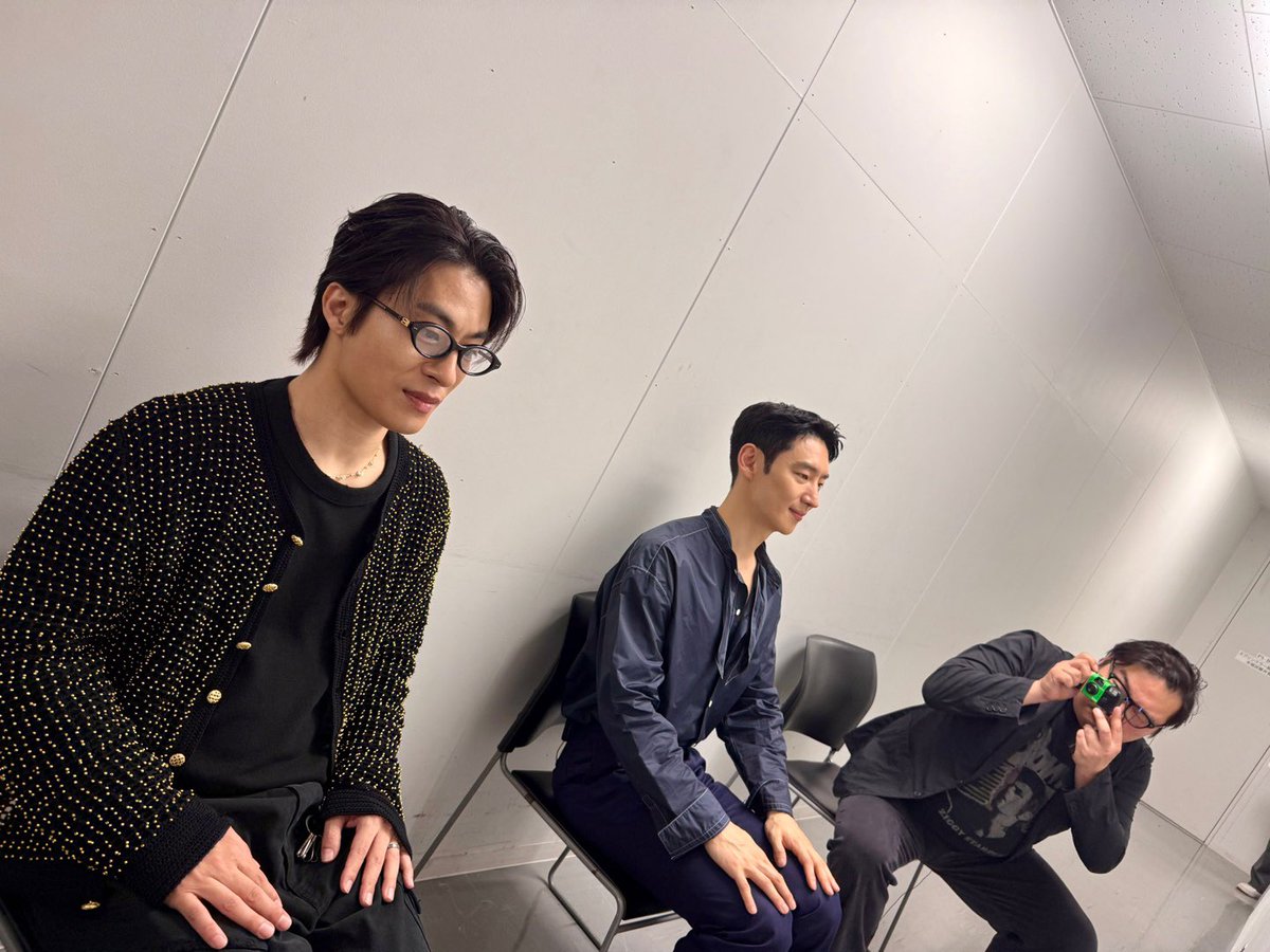 twin2_k_movie's tweet photo. 📸舞台挨拶前のオフショット🤭📸

監督が二人を激写中でした📸✨

日本での舞台挨拶はとても新鮮だったと皆さん口をそろえて仰っていました☺️

映画『#脱走』
𝟎𝟔.𝟐𝟎(𝐅𝐑𝐈) 𝐑𝐨𝐚𝐝 𝐒𝐡𝐨𝐰🗣️

🪖⚡️🍗🎹📻⛓️‍💥💣📖

#イ・ジェフン
#ク・ギョファン
#ソン・ガン
#ホン・サビン
#韓国映画
#탈주
#많관부
