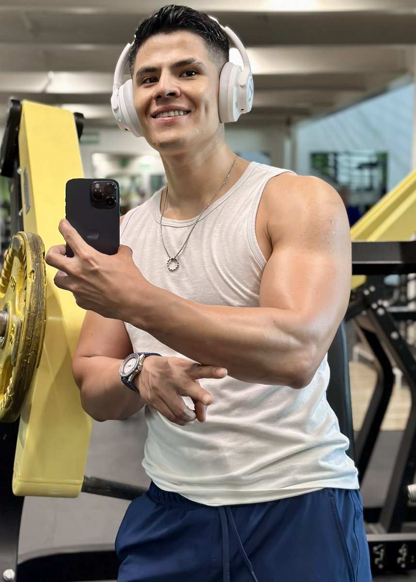 PapiCardenass's tweet photo. Entrenando pa’que encuerado me veas así. 
https://t.co/JMdkf7M5YR https://t.co/KKwf6uCAJX