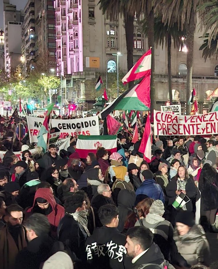 hoy hicieron una marcha en la plaza independencia y llevaron banderas de IRÁN POR DIOS SER ZURDO ES UNA ENFERMEDAD MENTAL