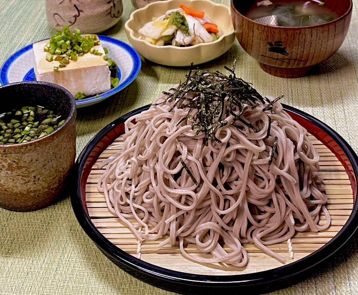 『ざる蕎麦』

　二人前を一枚に盛りました😺

蕎麦つゆは自家製(研究中)
二週間寝かしたかえし醤油はまろやかになってきました♪
でも、出汁の味が弱い。また変えてみよう😽

#おうちごはん #晩ごはん #お腹ペコリン部
#自家製 #かえし醤油 #蕎麦つゆ #浅漬け
#料理好きな人と繋がりたい