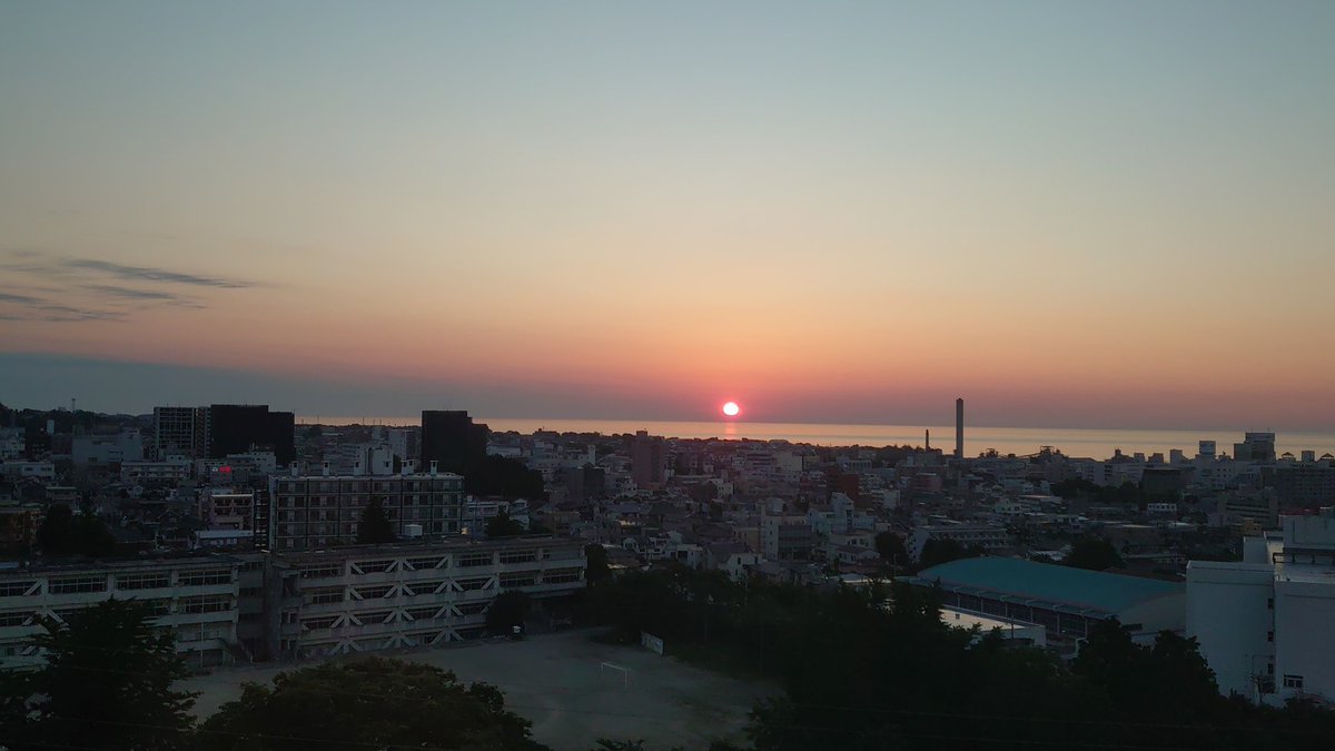 lovin_sunday's tweet photo. 太陽が昇る時間。

太陽はゆっくりと確実に海から顔をだす。

そういえば今年は初日の出を見に行けてなかった。

もう一年の半分が過ぎようとしてるのに、わたしの時間は１月で止まったままだよ。

この現実を受け止められない。

#死別 https://t.co/Ly7BtEdPGs