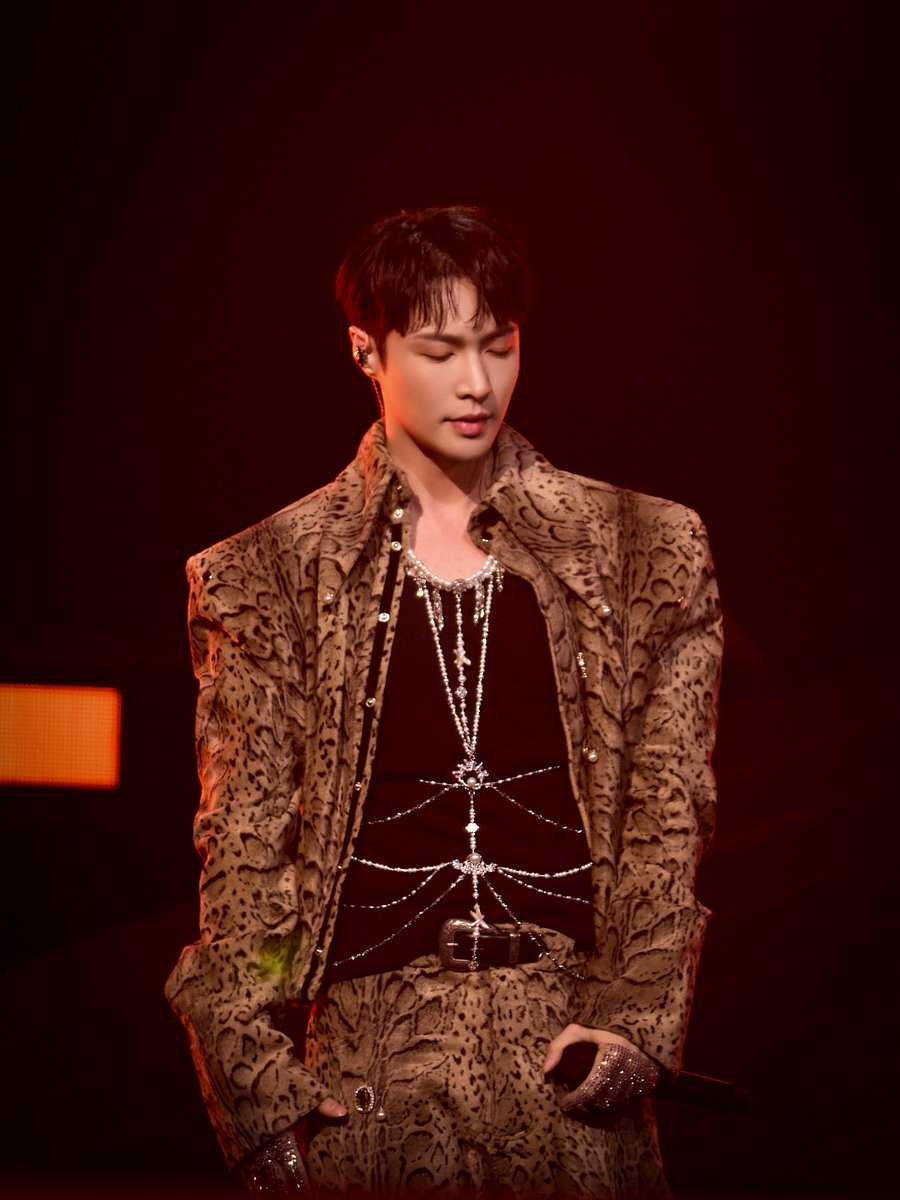 lay_studio's tweet photo. As romance intensifies with the music, all eyes are on @layzhang 

#LAY #LayZhang https://t.co/cp7SAfN2aH
