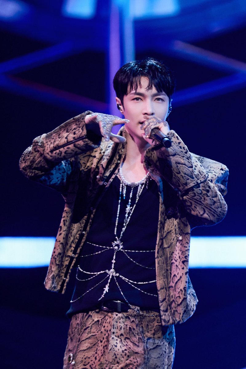 lay_studio's tweet photo. As romance intensifies with the music, all eyes are on @layzhang 

#LAY #LayZhang https://t.co/cp7SAfN2aH
