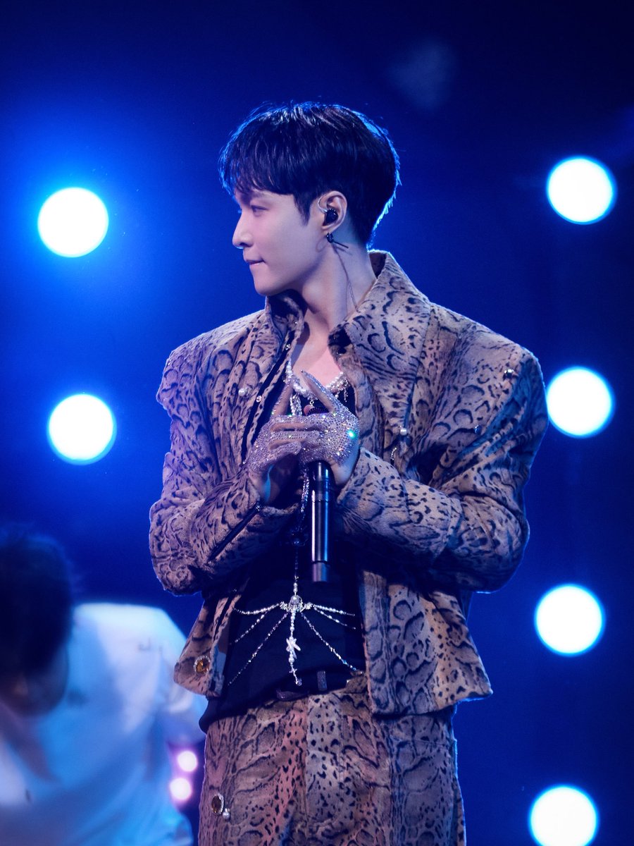 As romance intensifies with the music, all eyes are on <a href="/layzhang/">Lay Zhang</a> 

#LAY #LayZhang