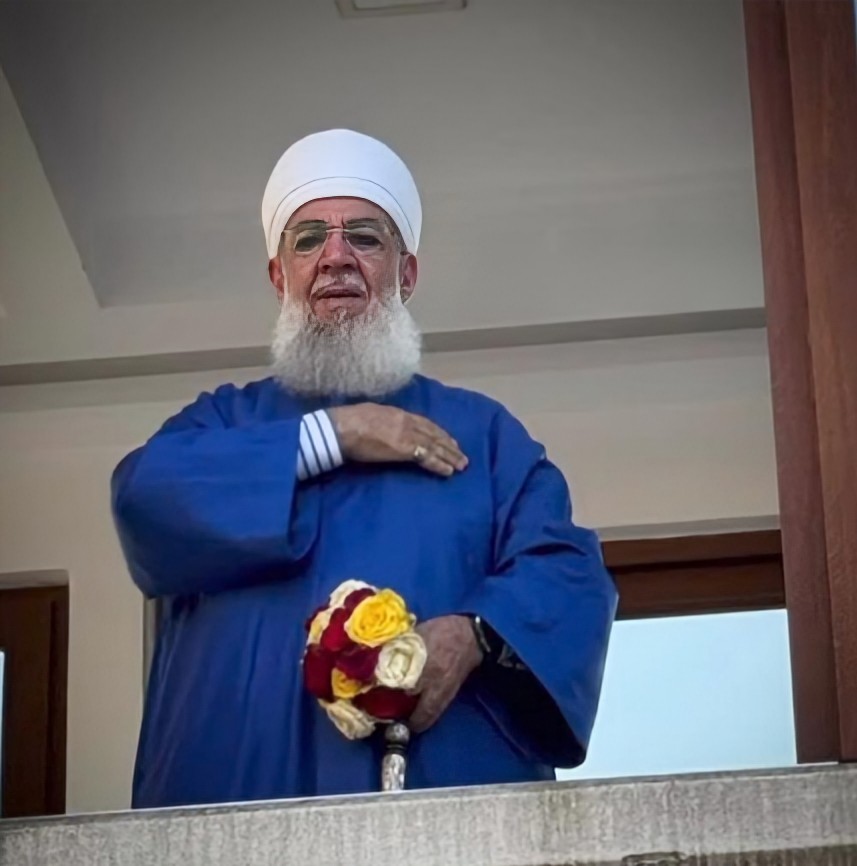 Bir şiirin içine gizledim seni.
Kimse bilmedi ama,,
Okuyan herkes;
"Birini çok sevmiş" dedi...💛