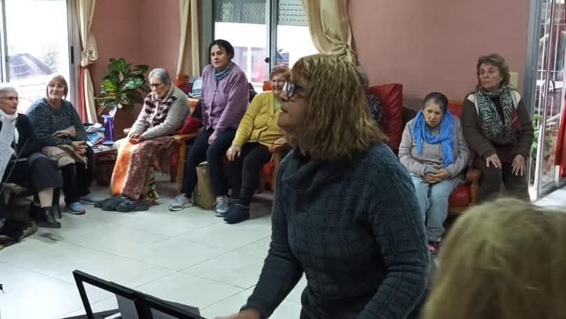 LosCerrillos_U's tweet photo. 🫂 En el marco del proyecto de la Dirección General de Cultura "5 canciones y un abrazo" 

✨ Profesores  y estudiantes de Espacio Cultural visitaron los hogares Puga Soria y la Casona en el mes contra el  maltrato al adulto mayor.

🎊 Grupo de Coro de Espacio Cultural participan https://t.co/DfaxVqR8kT