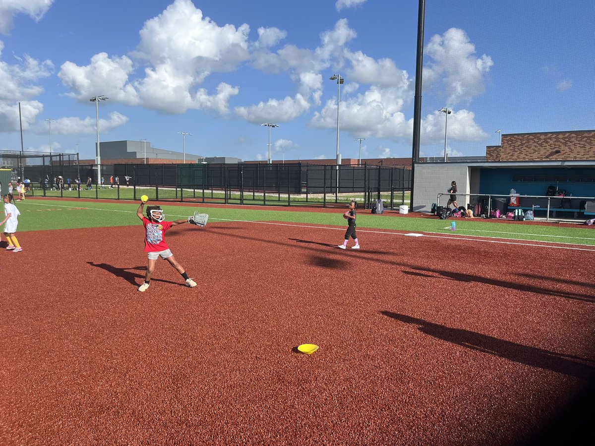 ACHS_ChargerSB's tweet image. We had a very successful Day 1 of our first ever ACHS Softball Camp! We had over 30 campers show up to grow their skills with our Chargers. The future of Crawford Softball is BRIGHT! 🥎⚡️ @ACHS_ATHfbisd @ACHS_Boosters @ACHS_Chargers @FBISDAthletics
