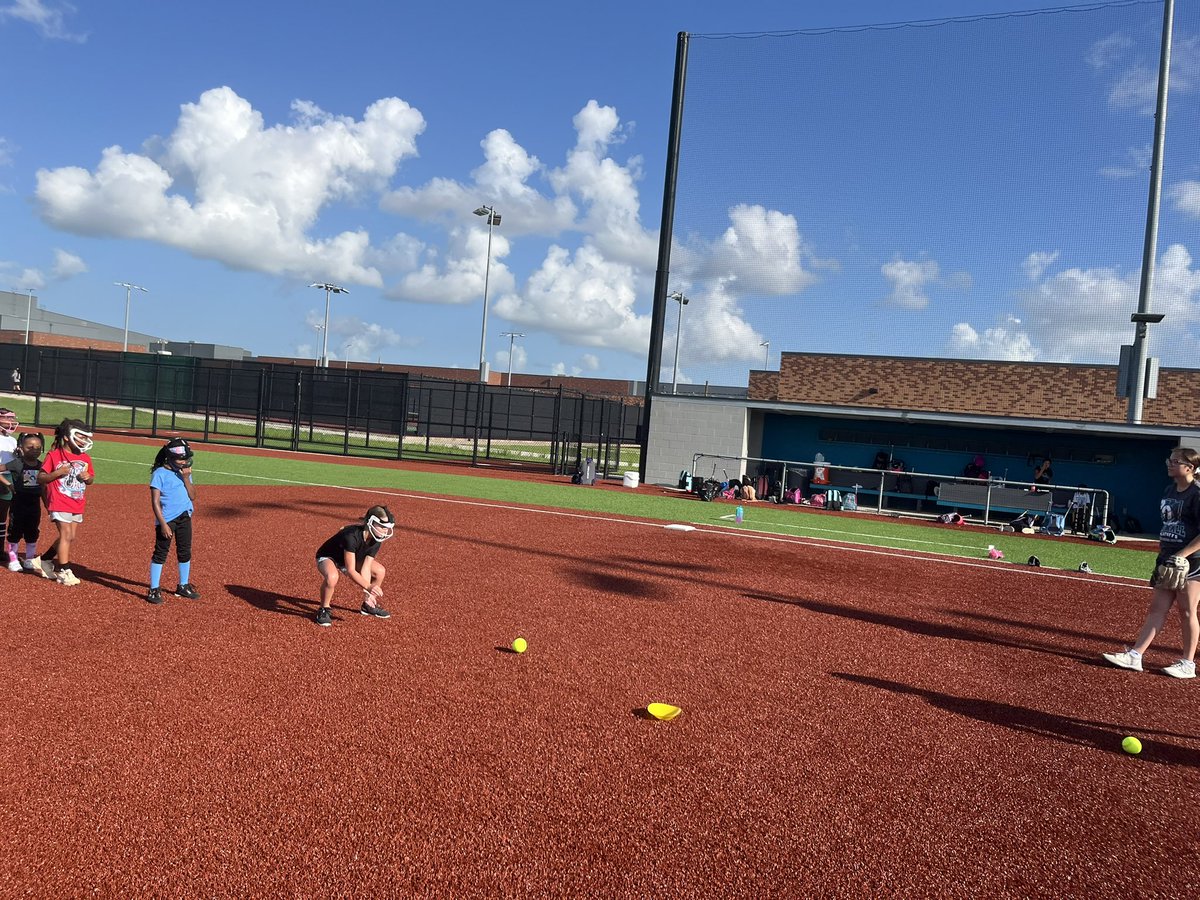 ACHS_ChargerSB's tweet image. We had a very successful Day 1 of our first ever ACHS Softball Camp! We had over 30 campers show up to grow their skills with our Chargers. The future of Crawford Softball is BRIGHT! 🥎⚡️ @ACHS_ATHfbisd @ACHS_Boosters @ACHS_Chargers @FBISDAthletics