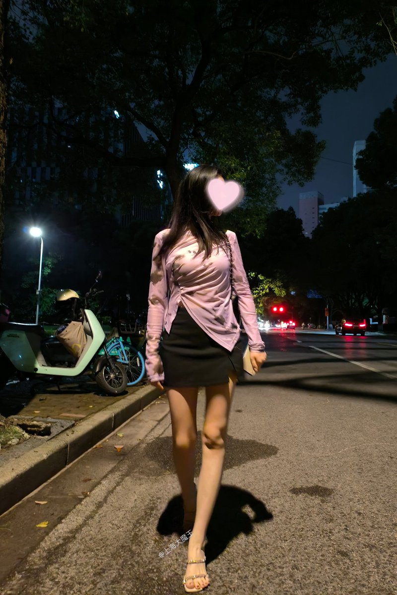 老婆大半夜洗头化妆，穿着短裙高跟鞋出门，说是去打麻将。有点担心是不是和哪个单男约会去了，会不会被拐跑了。哎，要不要跟着一起去呢？