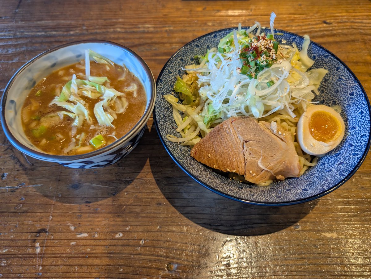 hinodeya_beyond's tweet photo. おはようございますた😄
本日も暑く外に出るのやが嫌になると思います💦
つけ麺スタートしました。
ひのでや蓮田は、自家製麺を使った醤油ベースのピリ辛つけ麺
ビヨンドは、中太ちぢれ麺を使った味噌つけ麺
お召し上がり下さい！
お待ちしております🙇 https://t.co/CSaesJV1K8