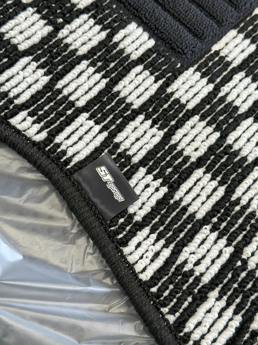 &lt;6/21-22&gt;静岡超天国 JZX100(90装着可)フロアマット

ちょっと仕様変更＆新色追加をしました。
GR86/BRZフロアマット同様、ワンポイントロゴを配置。

さらに、調子に乗ってオールピンクも作っちゃいました。

通常、受注生産となりますが、写真の5色はお持ち帰り可能です。

よろしくお願い致します。