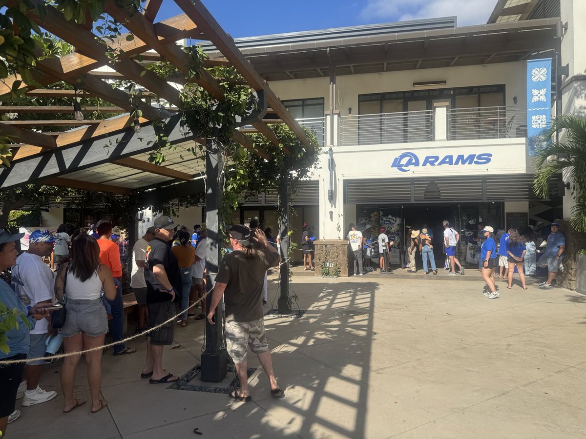 Great to see ⁦<a href="/RamsNFL/">Los Angeles Rams</a>⁩ fans and ⁦<a href="/AsapPuka/">Puka Nacua</a>⁩ fans hanging at ⁦<a href="/waileavillage/">waileavillage</a>⁩ for Puka signing at Rams pop up shop! A special week on Maui
