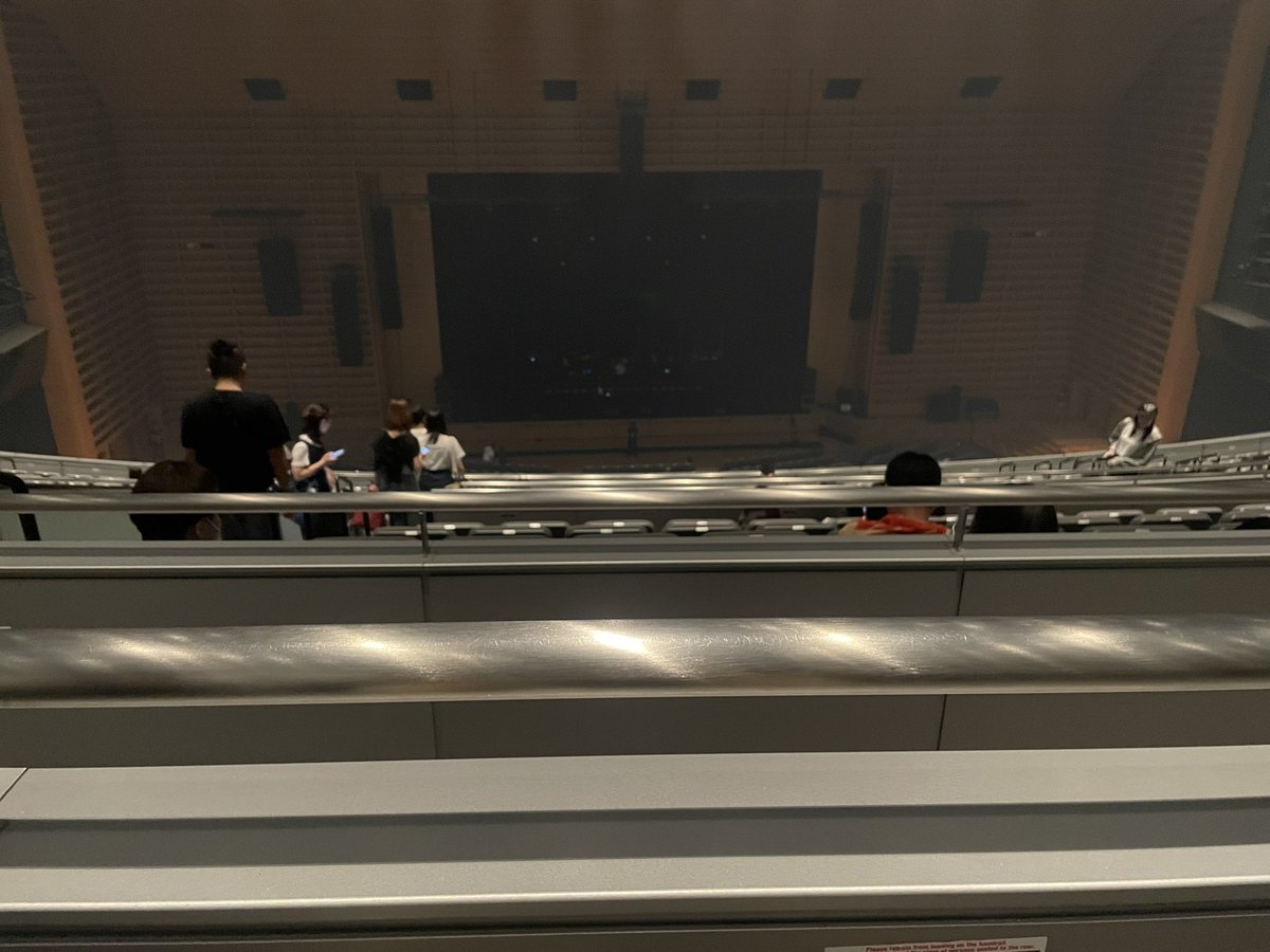 KNIGHT96GRINDER's tweet photo. 6月16日はiri、東京国際フォーラムホールAに行ってきました。グッズは正直好みではなかったのでパス。席は二階席とはいうもののステージ正面、ライブの期待感も高まります。蓋を開けると正味一時間半、相変わらず短いなぁ。7月には渋谷で追加公演、行こうか行くまいか思索中。 https://t.co/291mHbdOR6
