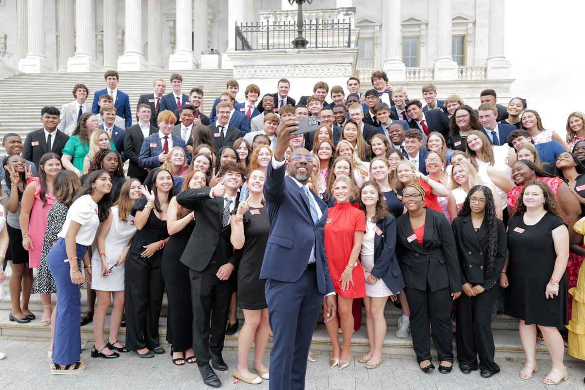 Georgia_EMC's tweet image. A great day on Capitol Hill for GA's Electric Cooperative Washington Youth Tour Delegates! #ytdc #ytdcga25 #EmpowerYT25